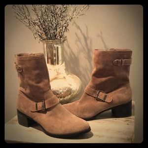 🌸Anne Klein Suede Booties!!🌺